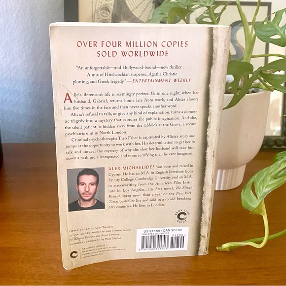 The Silent Patient by Alex Michaelides Book Paperback
New York Times Bestseller - Picture 2 of 2